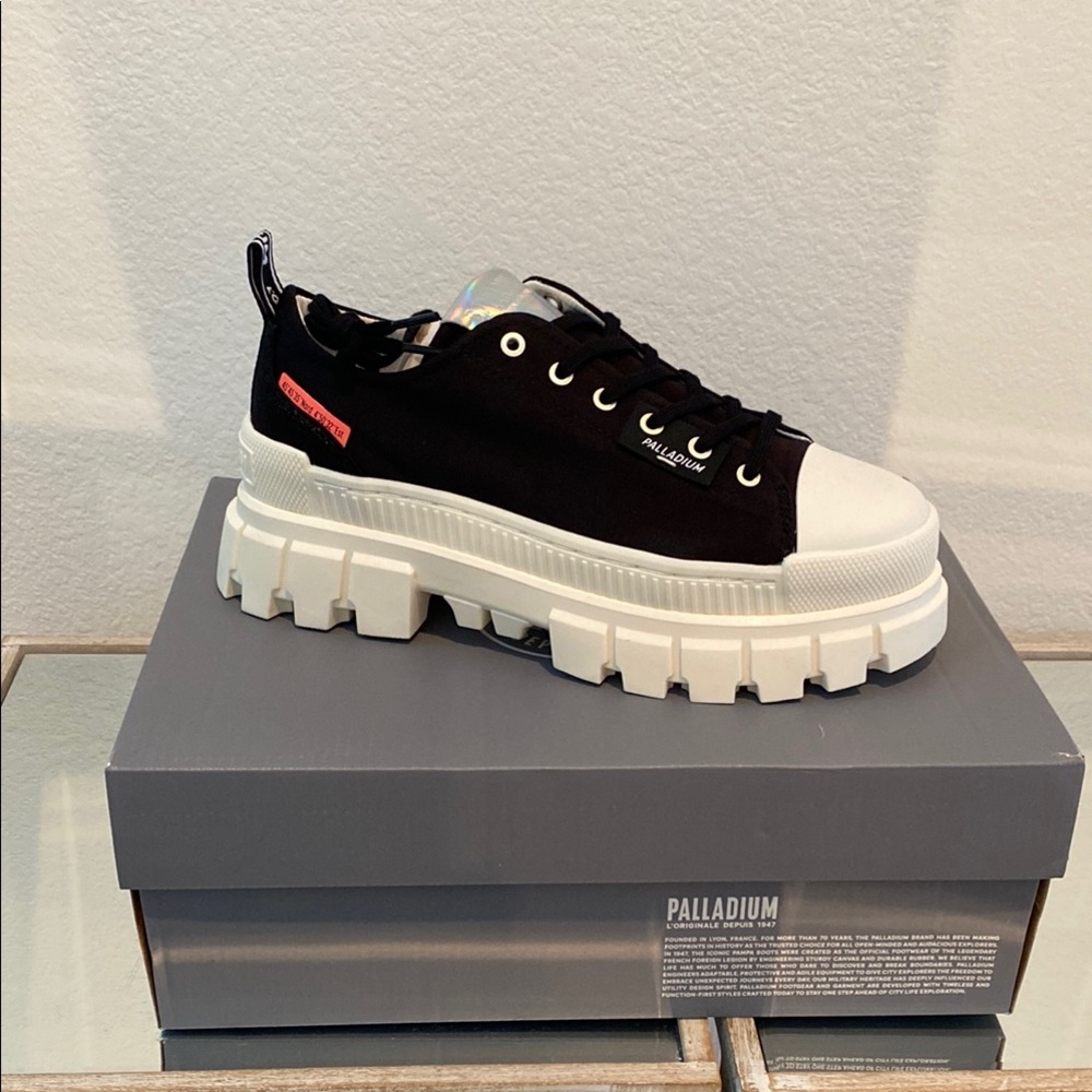 Palladium Revolt Platform Sneaker Lo TX US 9 EUR 41 NIB